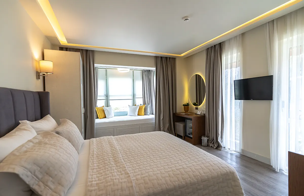 casa-luna-hotel-alacati-cesme-butik-otel-deluxe-fransız balkonlu-cumbalı-oda-01