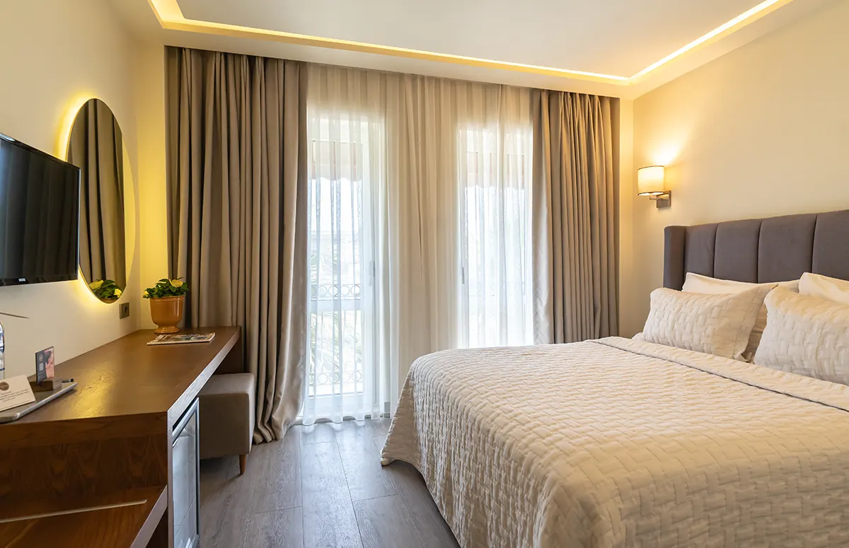 casa-luna-hotel-alacati-cesme-butik-otel-fransız balkonlu-oda-02