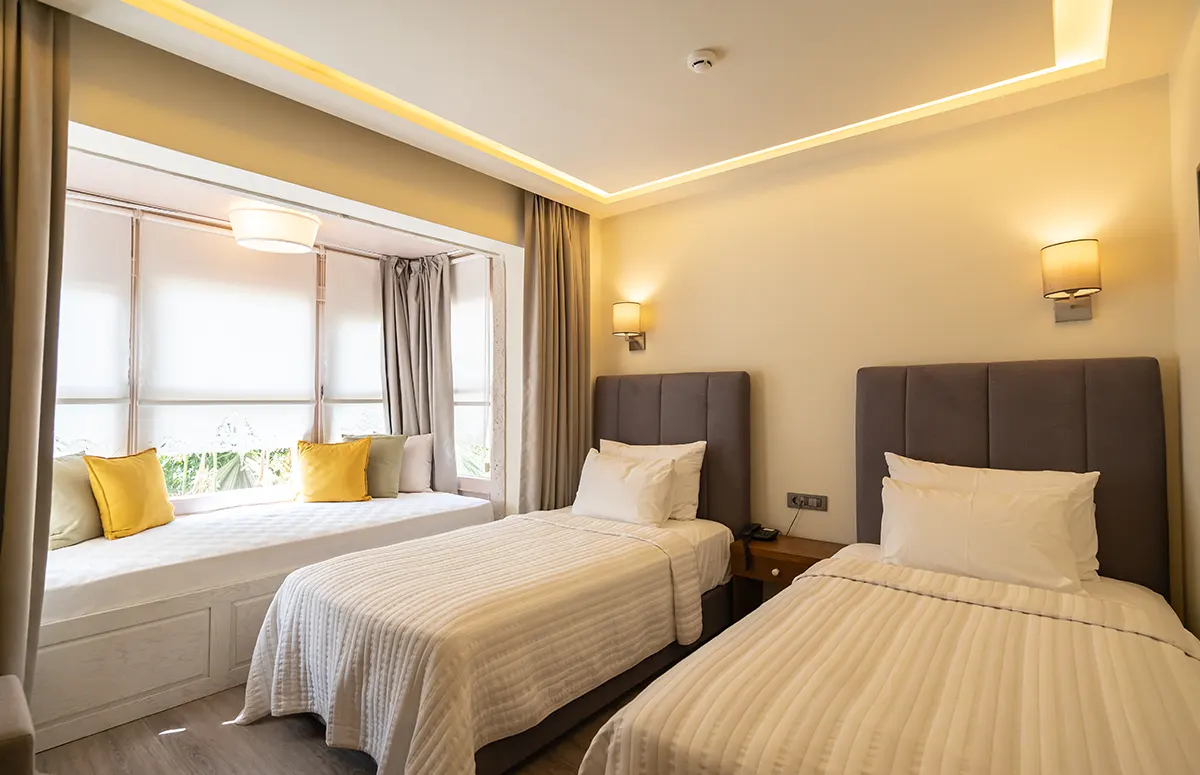casa-luna-hotel-alacati-cesme-iki-ayri-yatakli-cumbali-oda-01