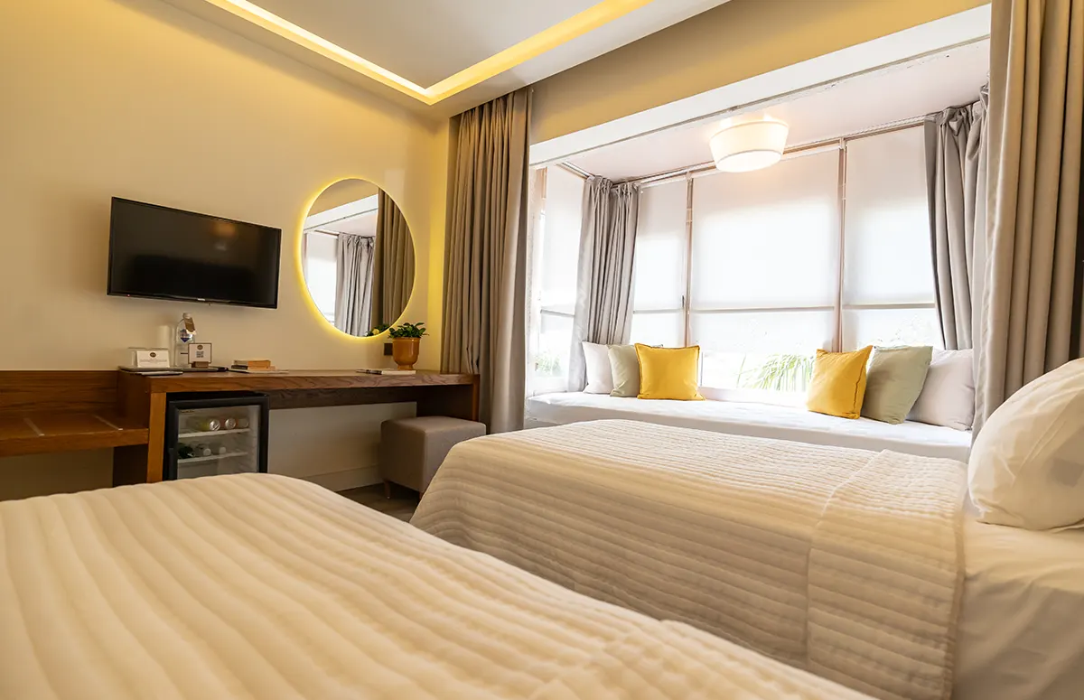 casa-luna-hotel-alacati-cesme-iki-ayri-yatakli-cumbali-oda-03