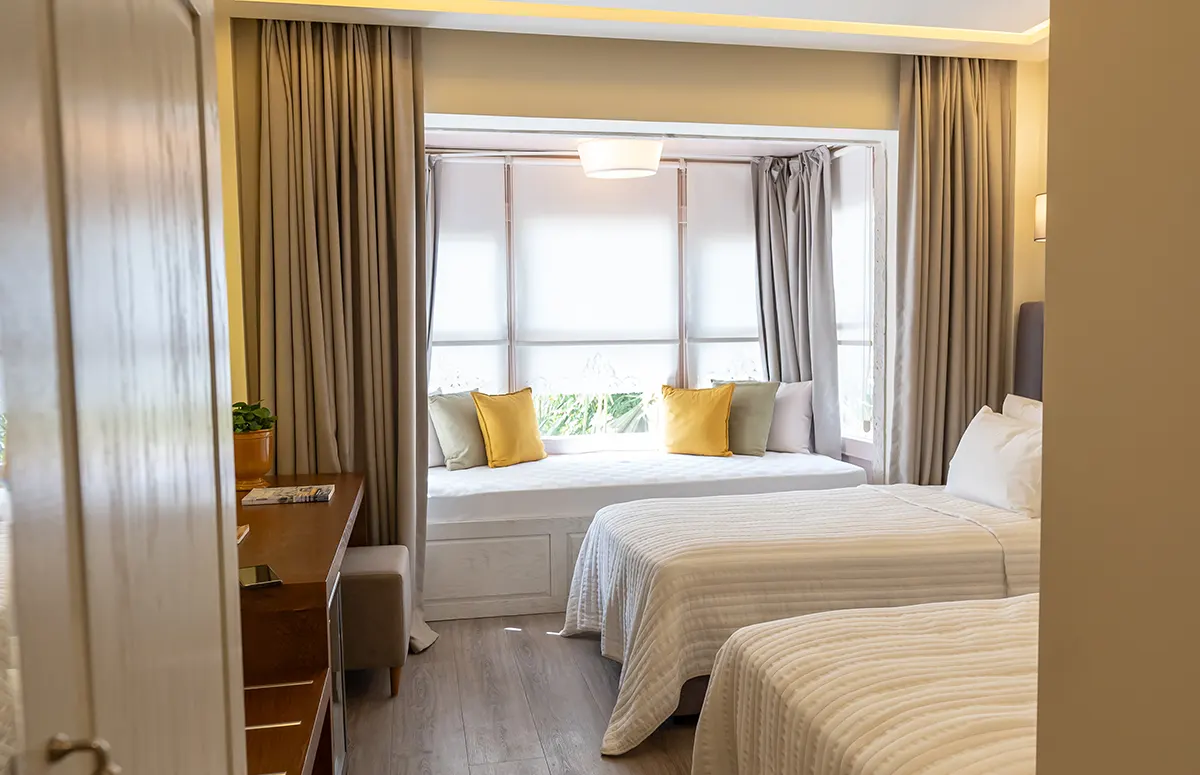 casa-luna-hotel-alacati-cesme-iki-ayri-yatakli-cumbali-oda-04