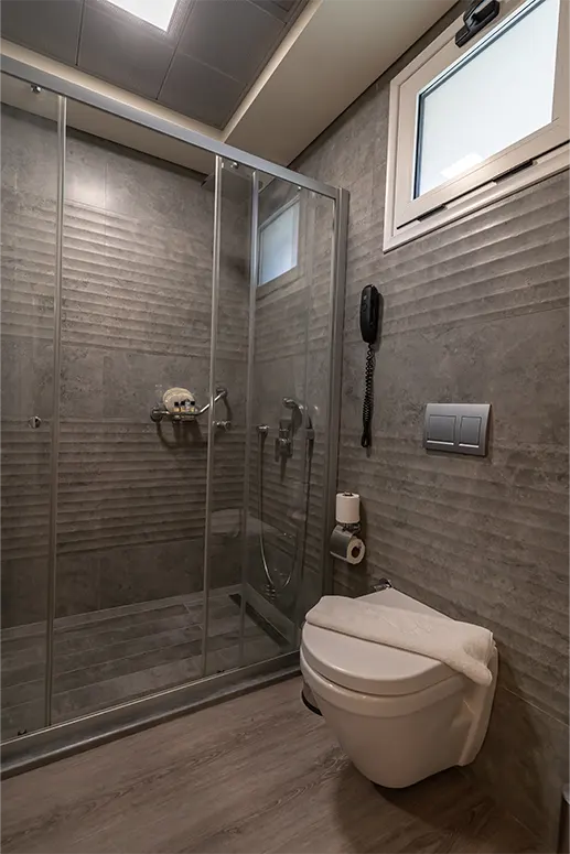 casa-luna-hotel-alacati-cesme-iki-ayri-yatakli-cumbali-oda-05