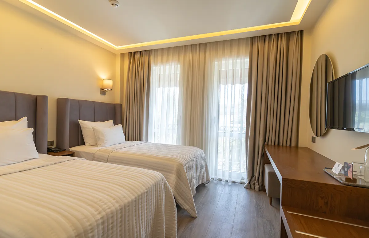 casa-luna-hotel-alacati-cesme-iki-ayri-yatakli-fransiz-balkonlu-oda-01