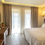 casa-luna-hotel-alacati-deluxe-fransiz-balkonlu-oda-01